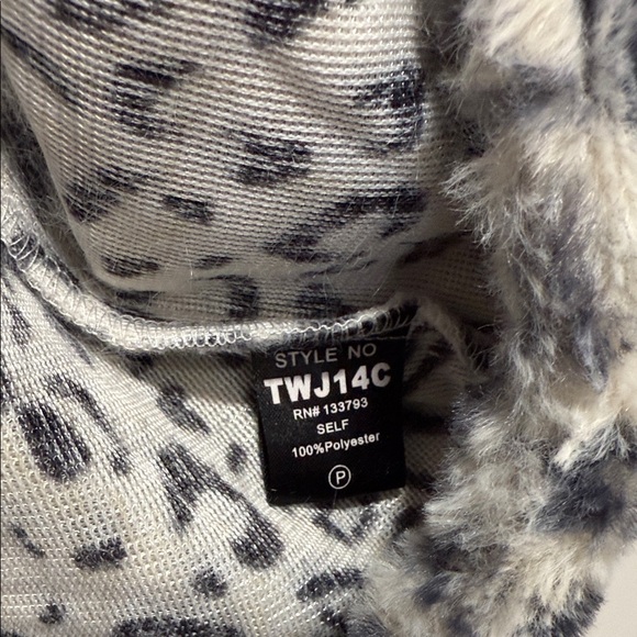 POL Women's Fleece Jacket in Black and White Animal Print. OMG! It’s sooo Soft! - Picture 3 of 4